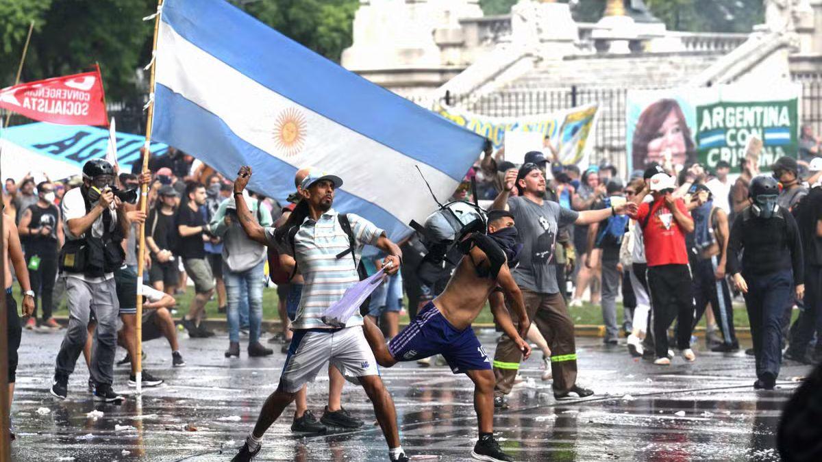Reforma trabalhista de Milei causa protestos e greve geral na Argentina