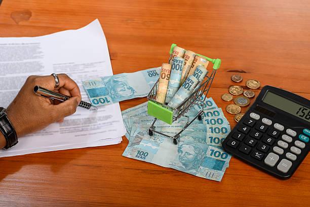 O custo do endividamento: Por que os brasileiros ainda perdem dinheiro por falta de gestão financeira?