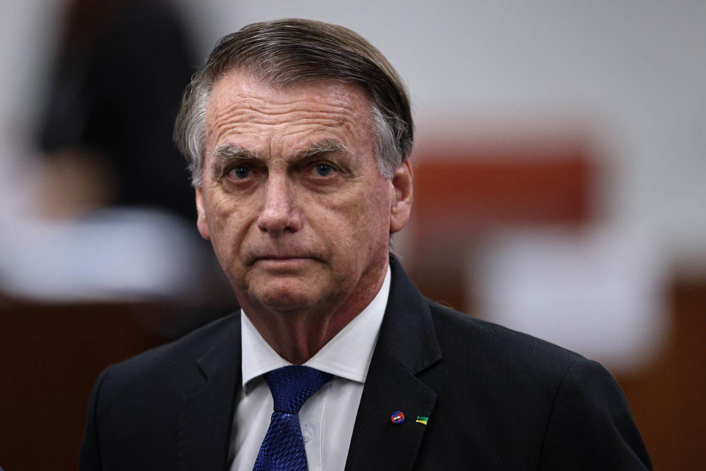 Bolsonaro é internado na UTI com broncopneumonia em Brasília