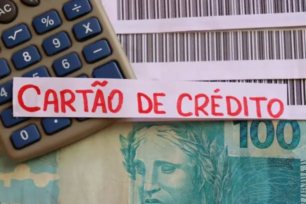 O aumento do endividamento também reflete um cenário de maior pressão sobre o orçamento das famílias.
