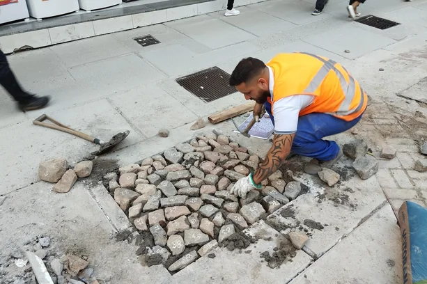 Calçamento antigo é descoberto durante obra no Centro de Porto Alegre