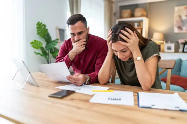 Endividamento no Brasil avança com alta do crédito consignado e acende alerta no mercado