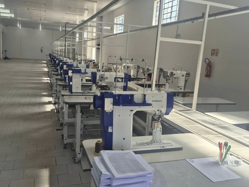 Para atender à demanda da nova indústria, ações de qualificação profissional já começaram a ser realizadas. Programas de treinamento estão sendo oferecidos para preparar os futuros trabalhadores da fábrica de calçados em Arroio Grande.