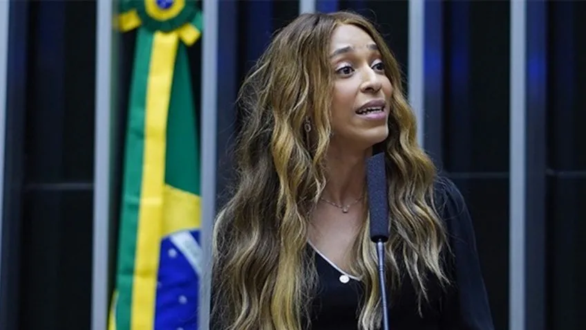 Partido ligado ao MBL pede cassação de Erika Hilton na Câmara