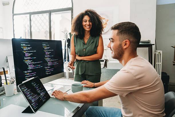 A área de tecnologia continua liderando quando o assunto são profissões que pagam bem 2026. Com empresas cada vez mais digitais, a demanda por profissionais qualificados só cresce.