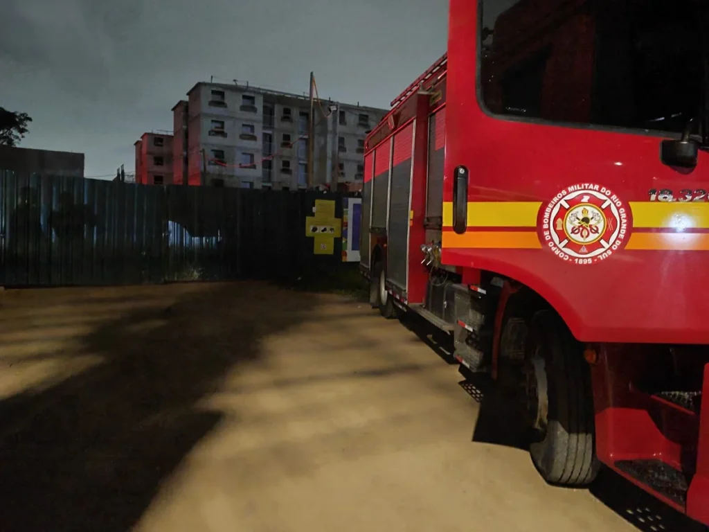 As três vítimas do acidente com guindaste em Pelotas estavam envolvidas diretamente na atividade quando o incidente aconteceu. Ainda não há confirmação detalhada sobre as funções específicas de cada uma delas, mas todas participavam da operação no momento da ocorrência.