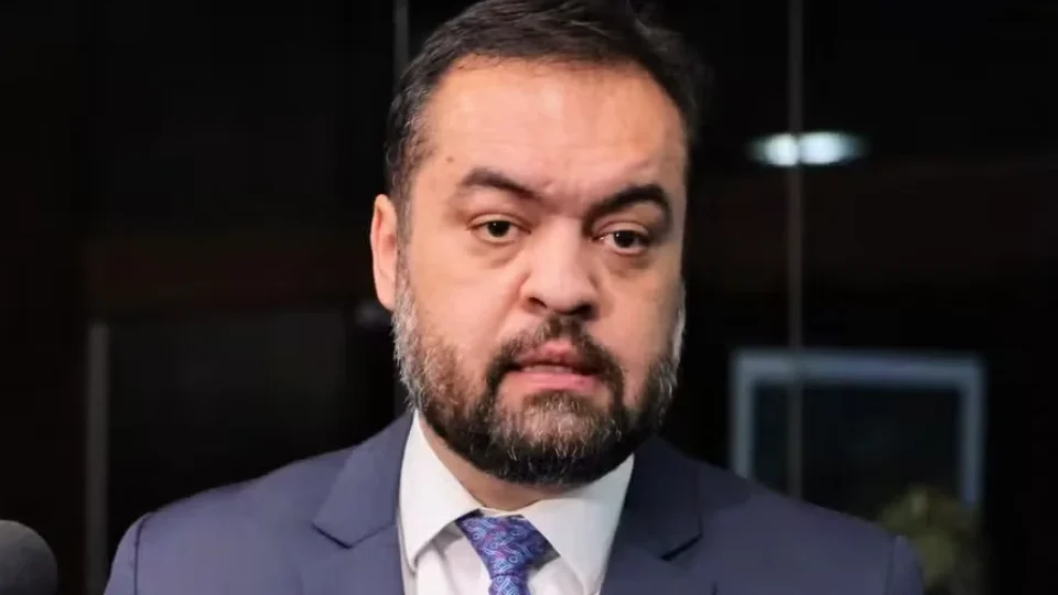 A renúncia de Cláudio Castro não acontece no vácuo. Ela foi marcada exatamente para a véspera da retomada de um julgamento crucial no Tribunal Superior Eleitoral (TSE).