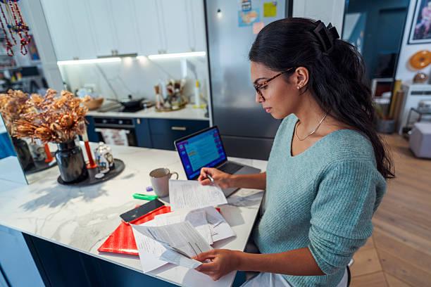 As decisões financeiras que prejudicam a carreira nem sempre são percebidas no dia a dia. Muitas delas fazem parte da rotina e parecem normais, mas com o tempo acabam criando barreiras que dificultam o crescimento profissional.