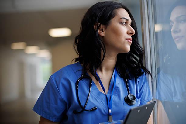 Profissionais da saúde também estão entre as profissões que pagam bem 2026, principalmente aqueles com especialização.