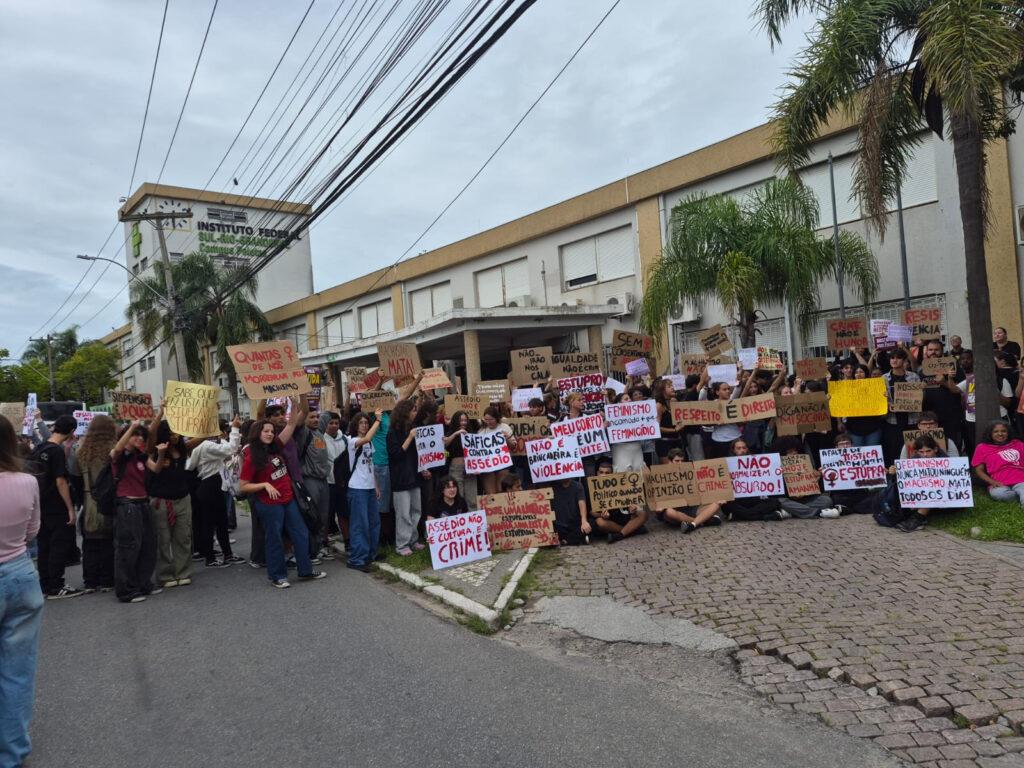 os estudantes pediram ações concretas contra o assédio em escola no Brasil, destacando que esse tipo de comportamento não pode ser tratado como algo isolado.