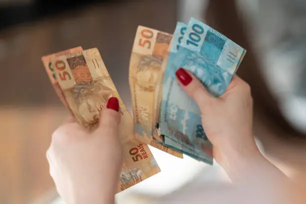 o avanço do crédito consignado, especialistas alertam para o aumento do comprometimento da renda mensal das famílias.