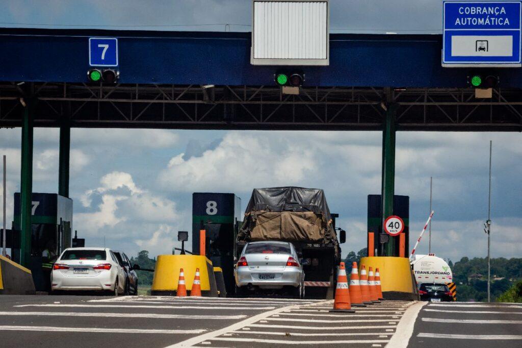 Um dos pontos que mais gera dúvida é a possibilidade de pedágio gratuito para toda a população. Especialistas apontam que essa medida é considerada pouco viável no modelo atual de concessões rodoviárias.