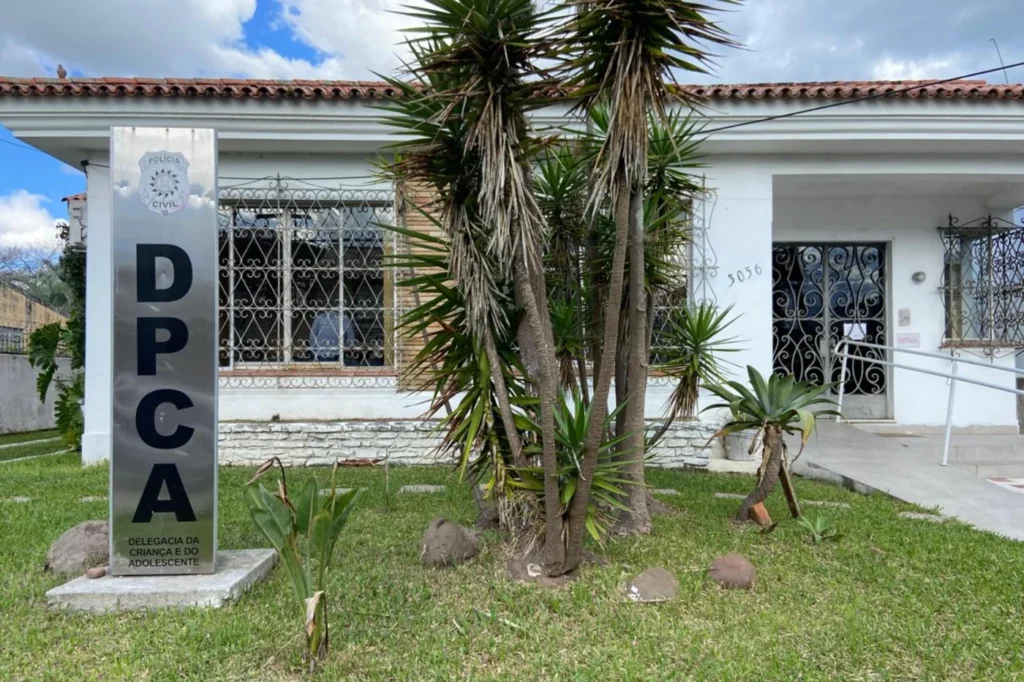 O conteúdo divulgado é visto como uma forma de violência simbólica, que reforça a objetificação e o desrespeito às mulheres. Esse tipo de comportamento, quando não enfrentado, pode evoluir para situações ainda mais graves.