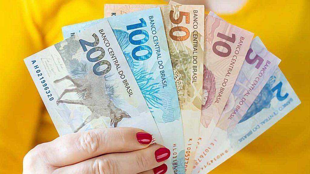 O empréstimo para negativado funciona de maneira semelhante ao crédito tradicional, mas com algumas diferenças importantes.