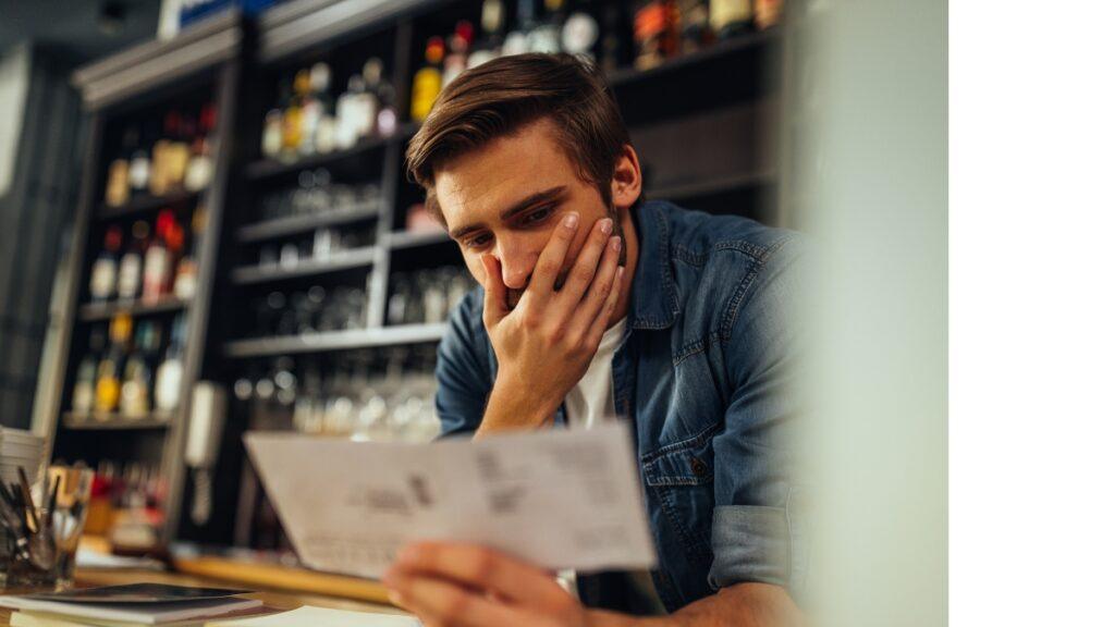 Crise financeira atinge famílias brasileiras; planejamento e renegociação são ferramentas essenciais para combater a inadimplência em 2026.