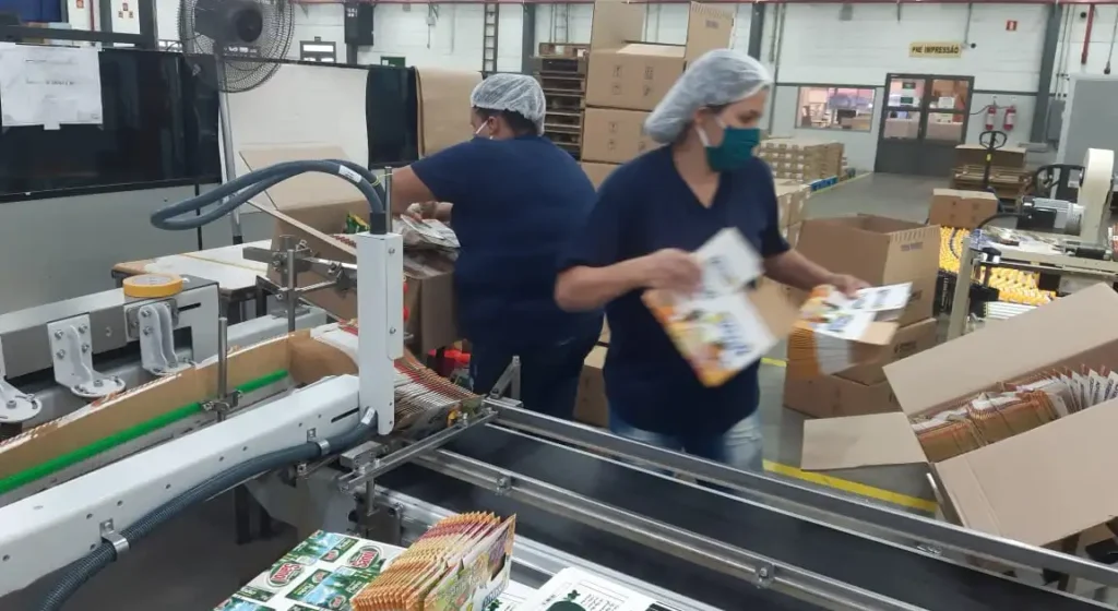 O desempenho de fevereiro vem na sequência de um avanço registrado em janeiro, quando a indústria cresceu 1,8% em relação a dezembro de 2025, interrompendo uma sequência de quedas no final do ano anterior.