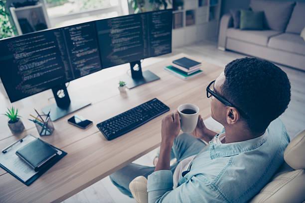 ganhar dinheiro em casa - Imagine você no conforto da sua casa criando um site para um cliente.