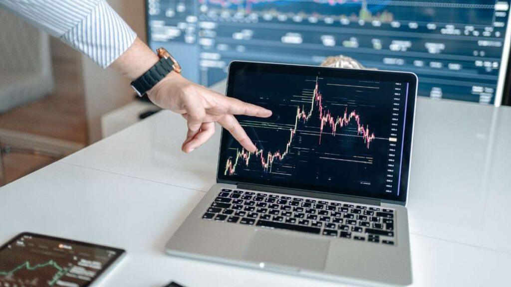 Aplicativos financeiros e bancos digitais aproximam brasileiros dos investimentos e da organização financeira