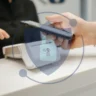Os pagamentos por aproximação cresceram no Brasil, mas dúvidas sobre golpes, fraudes e segurança ainda preocupam consumidores que utilizam cartões e carteiras digitais.