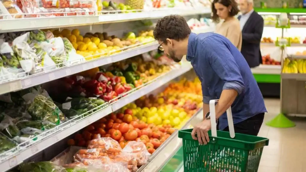 Consumidores passaram a pesquisar mais os preços no supermercado diante do aumento do custo de vida e da pressão no orçamento das famílias.