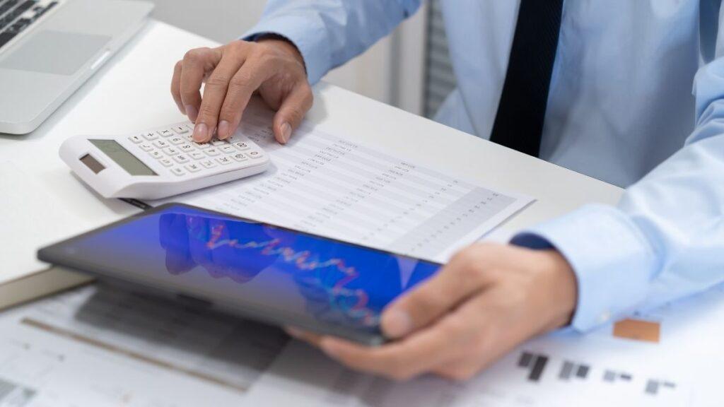 A alta da Selic influencia o custo do crédito e a rentabilidade dos investimentos