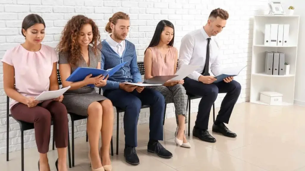 Mercado de trabalho exige mais qualificação enquanto profissionais disputam oportunidades de emprego.