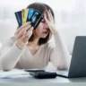 O cartão de crédito ganhou espaço no orçamento das famílias brasileiras e passou a desafiar o controle financeiro em meio ao aumento dos gastos e do custo de vida.