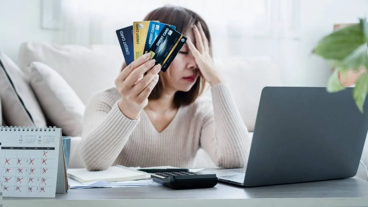 O cartão de crédito ganhou espaço no orçamento das famílias brasileiras e passou a desafiar o controle financeiro em meio ao aumento dos gastos e do custo de vida.