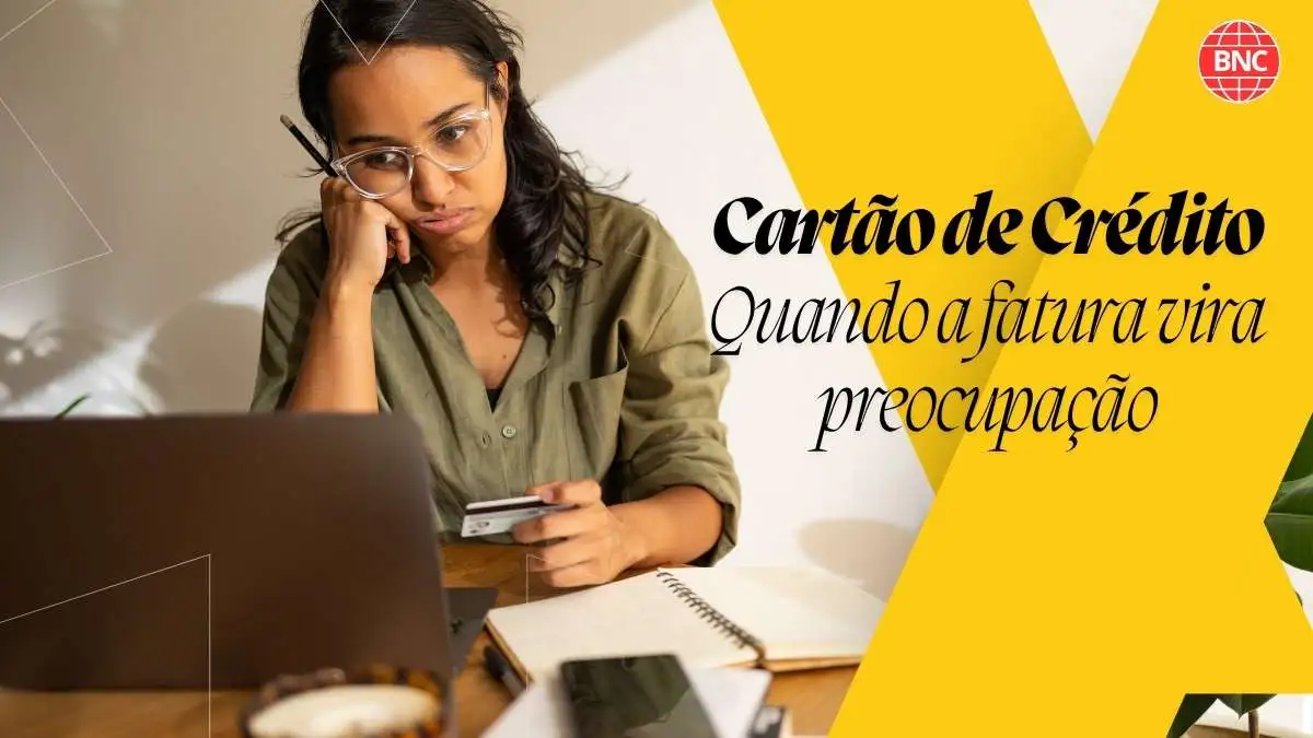 Pessoa preocupada analisando fatura do cartão de crédito e contas domésticas sobre a mesa