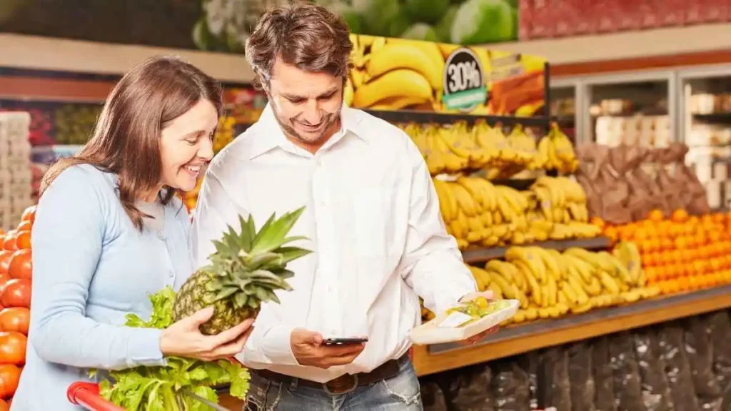 Pesquisar antes de comprar se tornou parte da rotina de consumidores mais atentos ao orçamento.