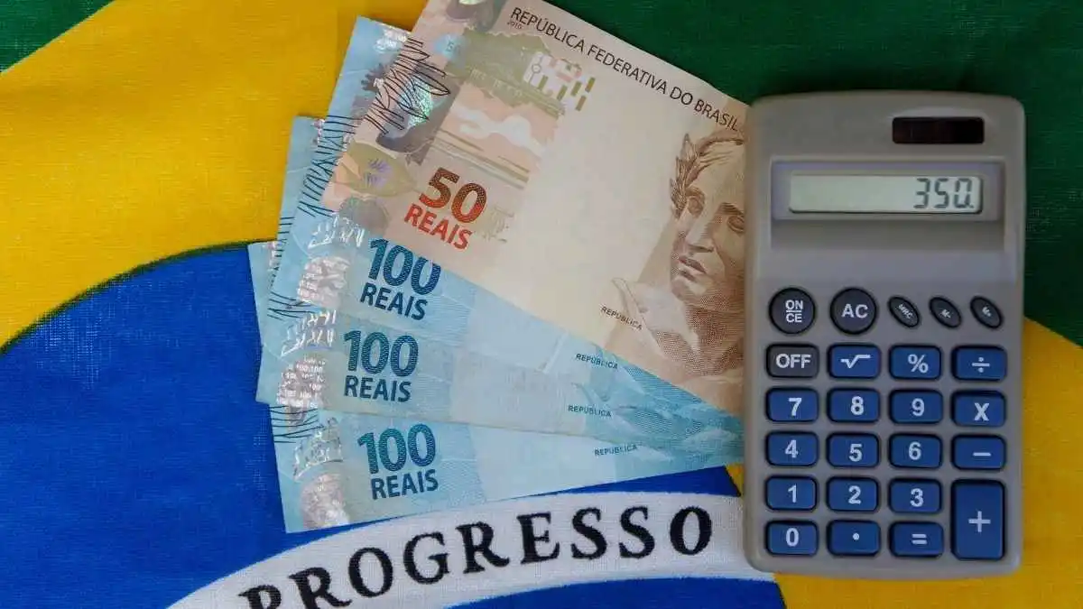 Família preocupada organizando contas domésticas diante do aumento do custo de vida
