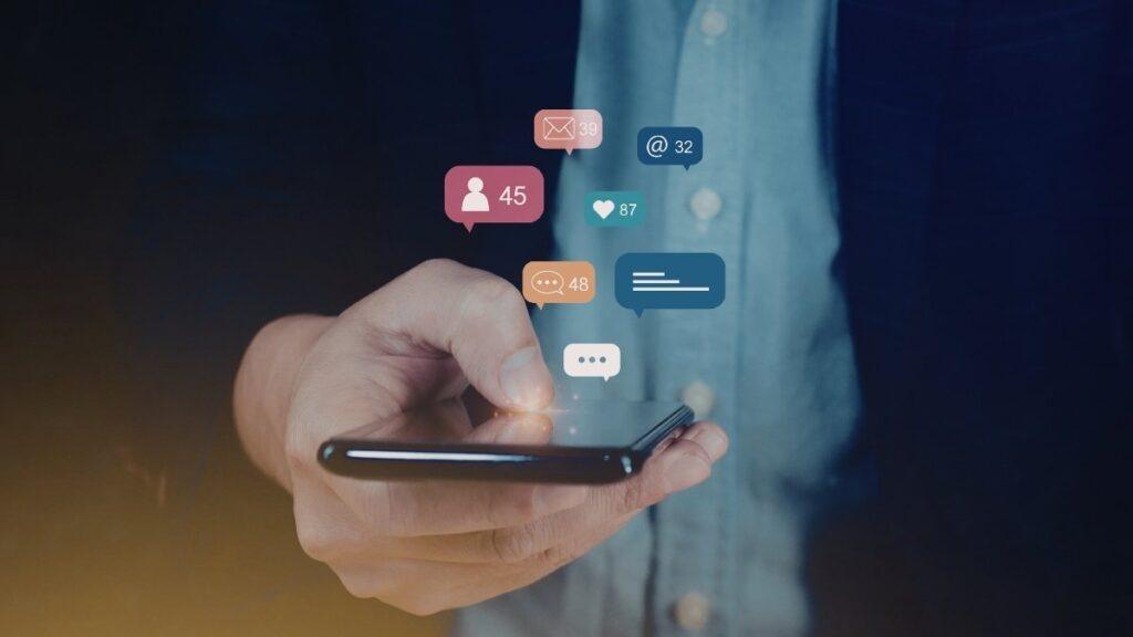 o uso das redes sociais é marcado por um cansaço da "lógica 24 horas", levando a um movimento de desintoxicação digital e busca por conexões mais humanas e autênticas. 