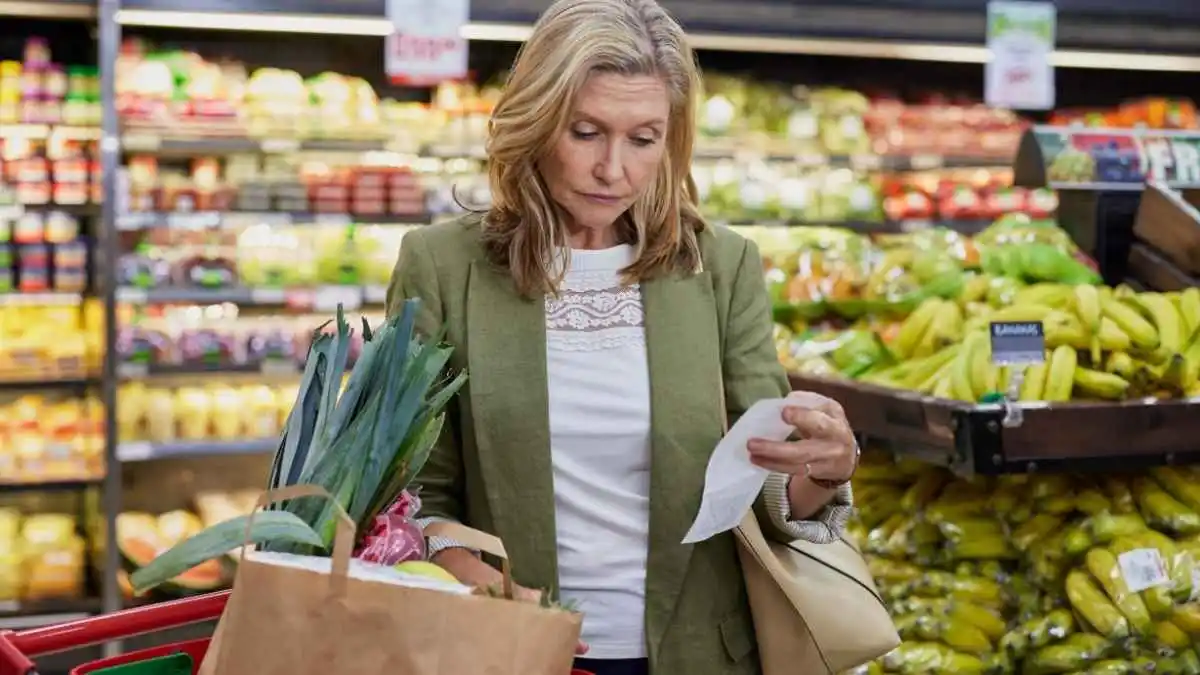 Família analisando contas domésticas e compras de supermercado em meio ao aumento do custo de vida