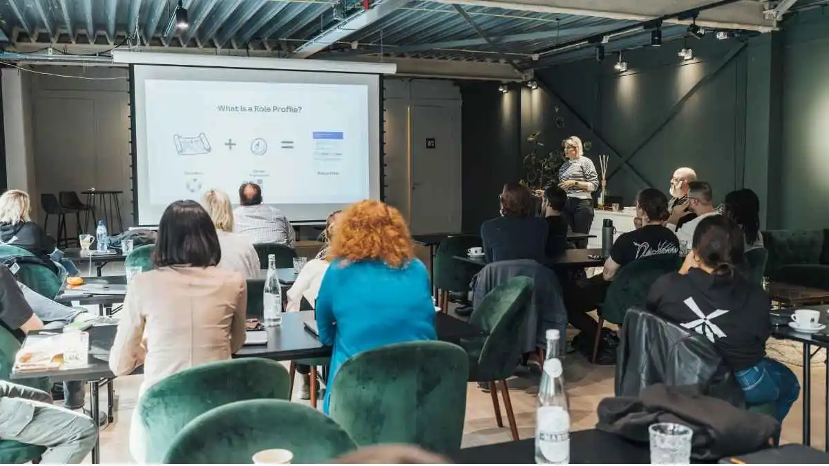 Profissionais participando de curso técnico e treinamento digital em ambiente moderno de aprendizado