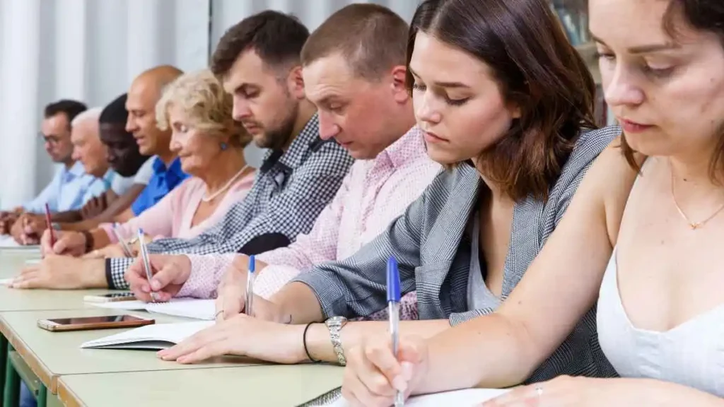 Trabalhadores buscam qualificação profissional para acompanhar mudanças no mercado de trabalho.