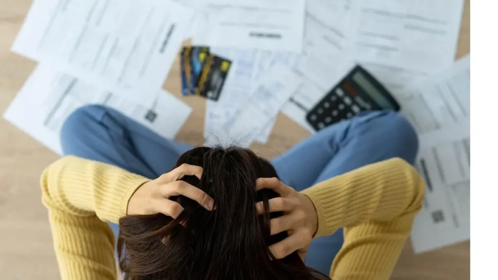 Com o aumento das despesas e a dificuldade de manter as contas em dia. O cenário reflete os desafios enfrentados por famílias que buscam equilibrar o orçamento em meio ao crescimento do uso do crédito.