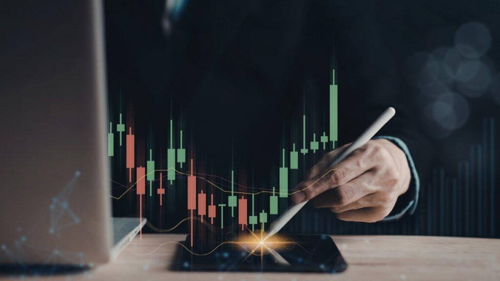 Guardar na poupança ou investir: o que faz mais sentido no cenário atual