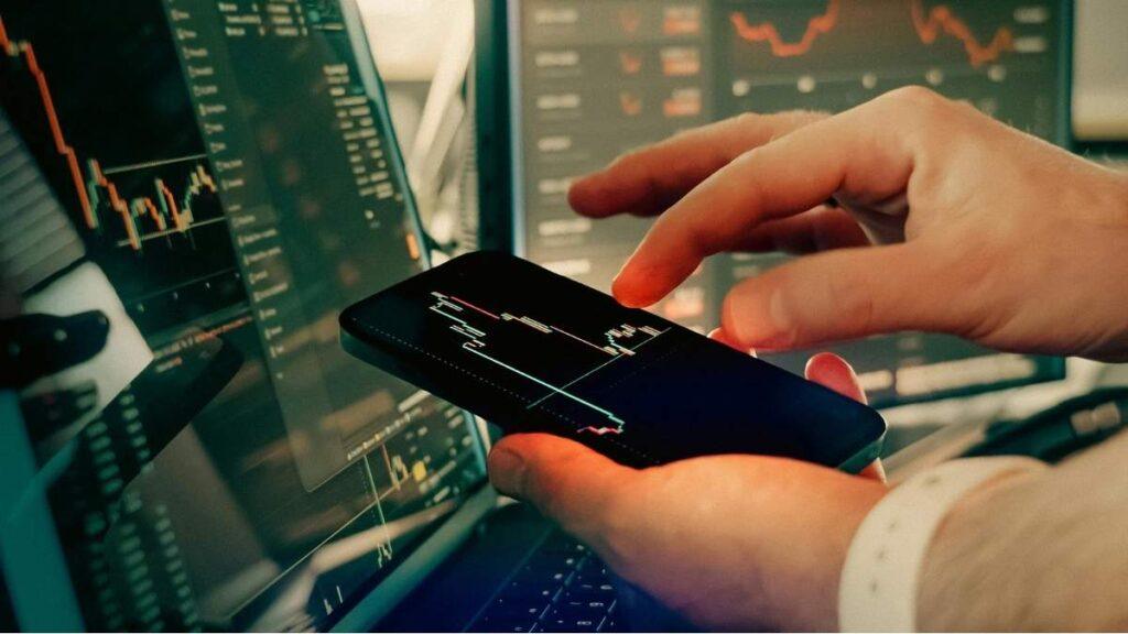 Pessoa analisando investimentos de renda fixa em aplicativo financeiro no celular.