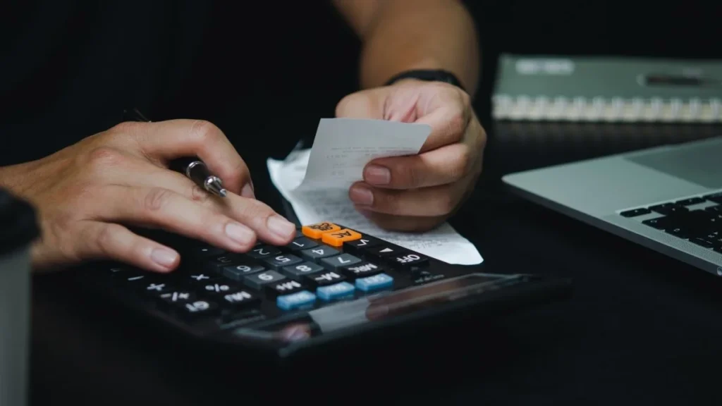 A falta de planejamento financeiro é um dos fatores que fazem muitas famílias sentirem que o salário não rende até o fim do mês.