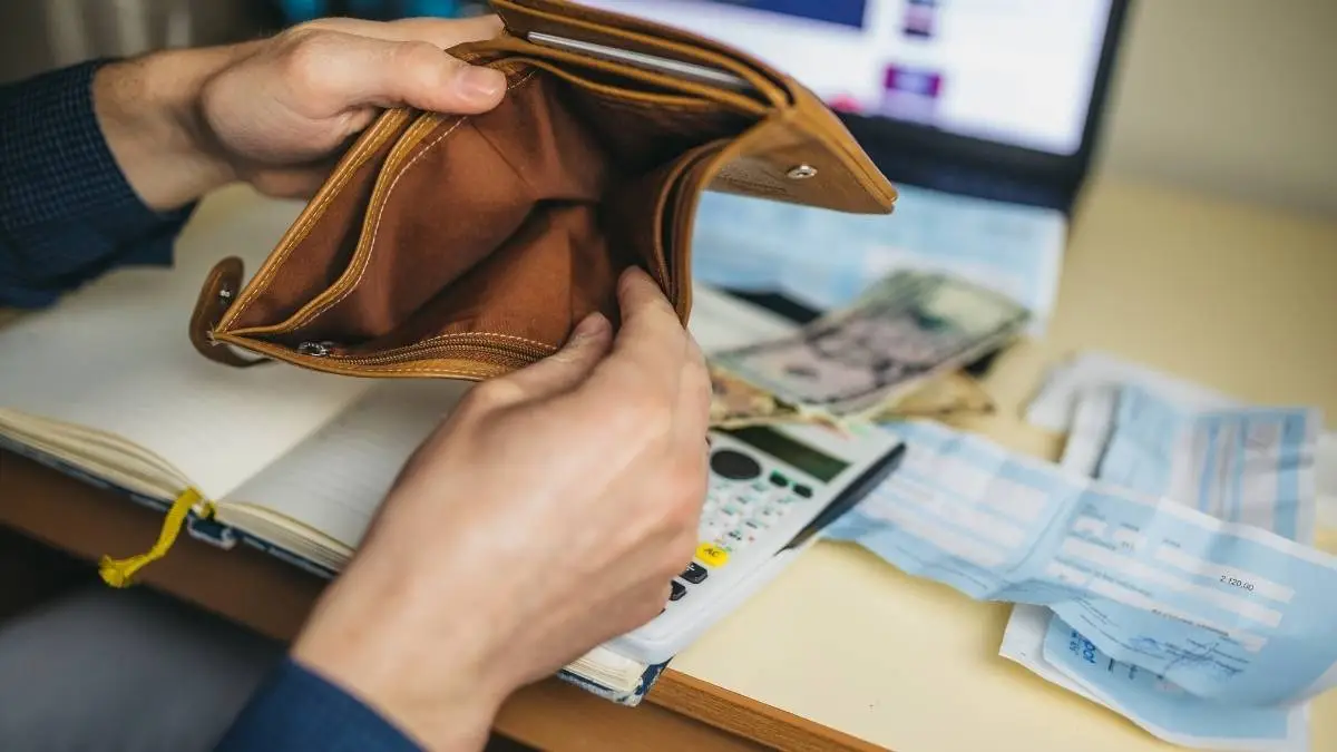 Entenda como a educação financeira ajuda você a identificar por que o dinheiro acaba rápido e como organizar melhor o orçamento.