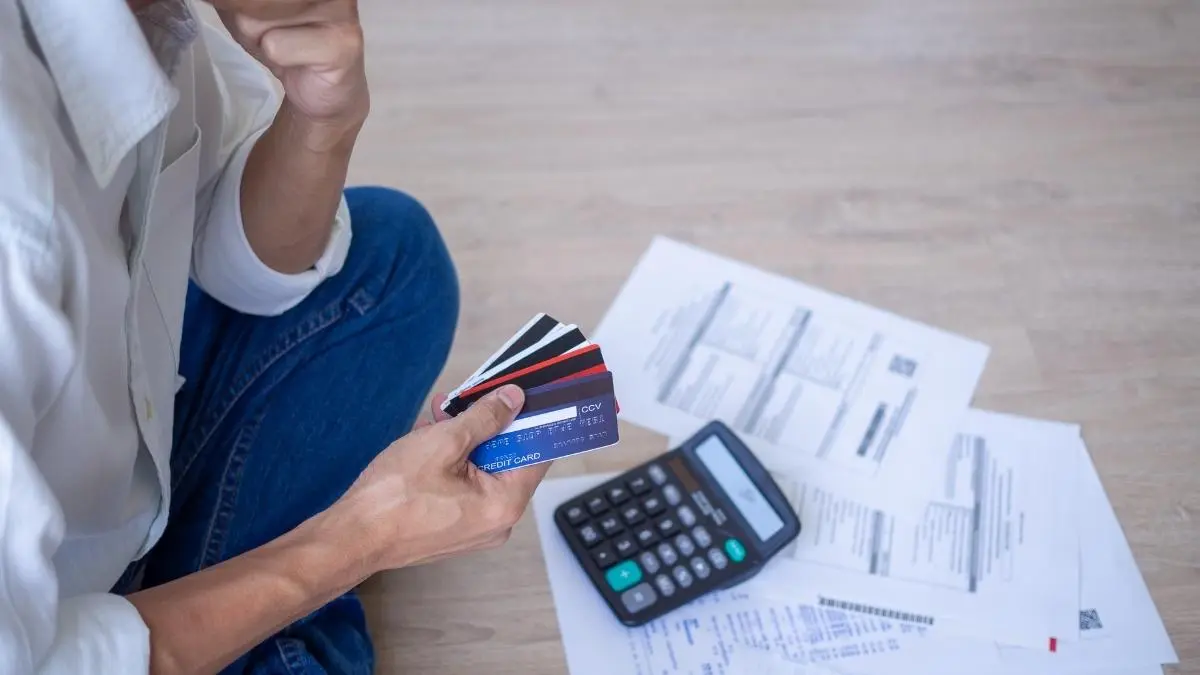 Entenda qual é o erro que faz a dívida do cartão crescer rapidamente, como identificar os sinais de risco e o que fazer para recuperar o controle financeiro.