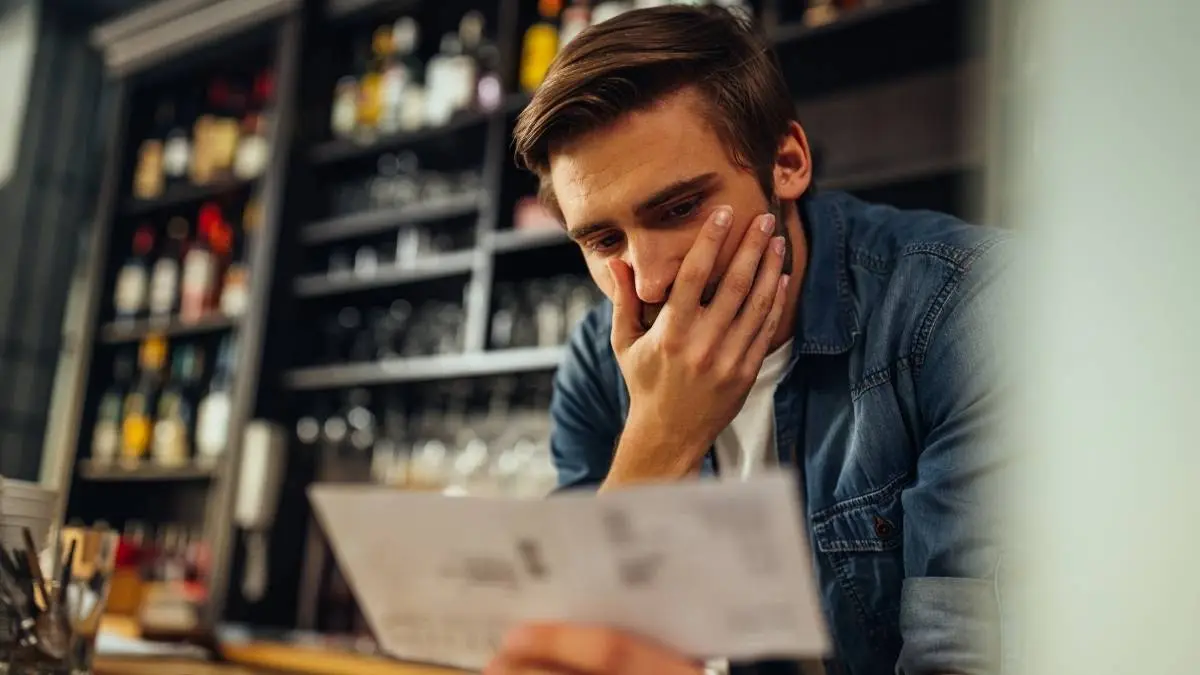 Descubra os principais motivos que levam pequenos negócios a fechar nos primeiros anos e saiba como evitar erros que comprometem a empresa.