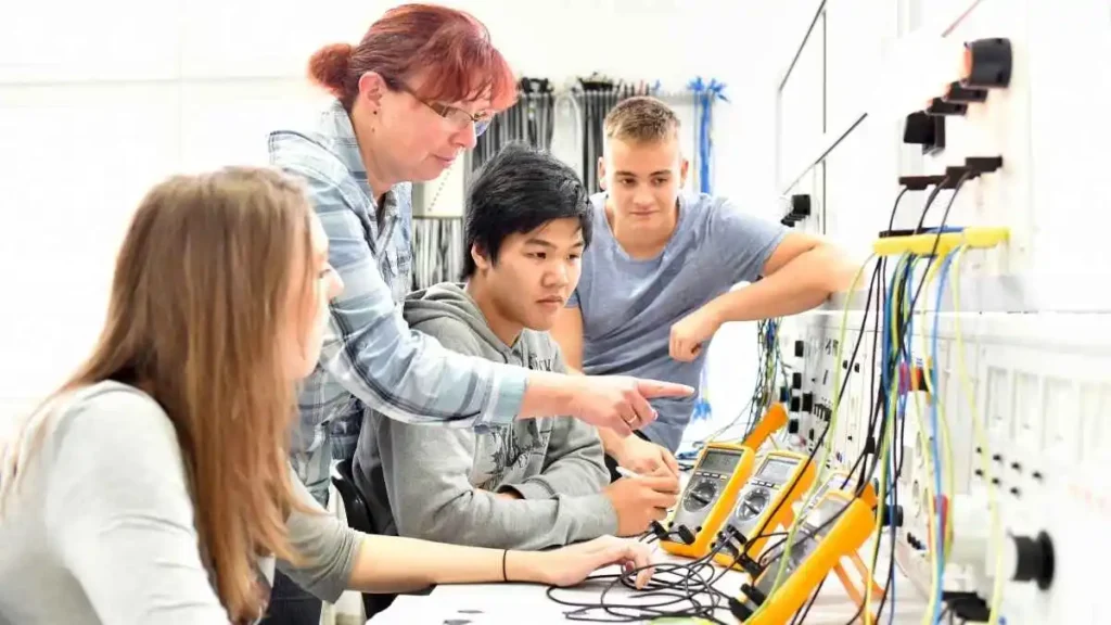 A procura por cursos profissionalizantes tem crescido em 2026 à medida que empresas buscam profissionais com conhecimentos práticos e habilidades específicas. Áreas técnicas como eletrônica, automação e manutenção industrial estão entre as que apresentam maior demanda por mão de obra qualificada. Para muitos trabalhadores, a capacitação técnica tem sido um caminho para aumentar as oportunidades de emprego e melhorar a renda. A formação prática aproxima os estudantes das exigências reais do mercado de trabalho.