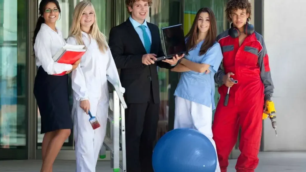 Os cursos profissionalizantes atendem diversos setores da economia, desde serviços administrativos até áreas técnicas e de saúde. A qualificação profissional permite que trabalhadores desenvolvam competências valorizadas pelas empresas e ampliem suas possibilidades de inserção no mercado. Em um cenário de constantes mudanças, investir em capacitação tornou-se uma estratégia importante para quem busca crescimento profissional. A diversidade de formações disponíveis ajuda a atender as necessidades de diferentes perfis e carreiras.