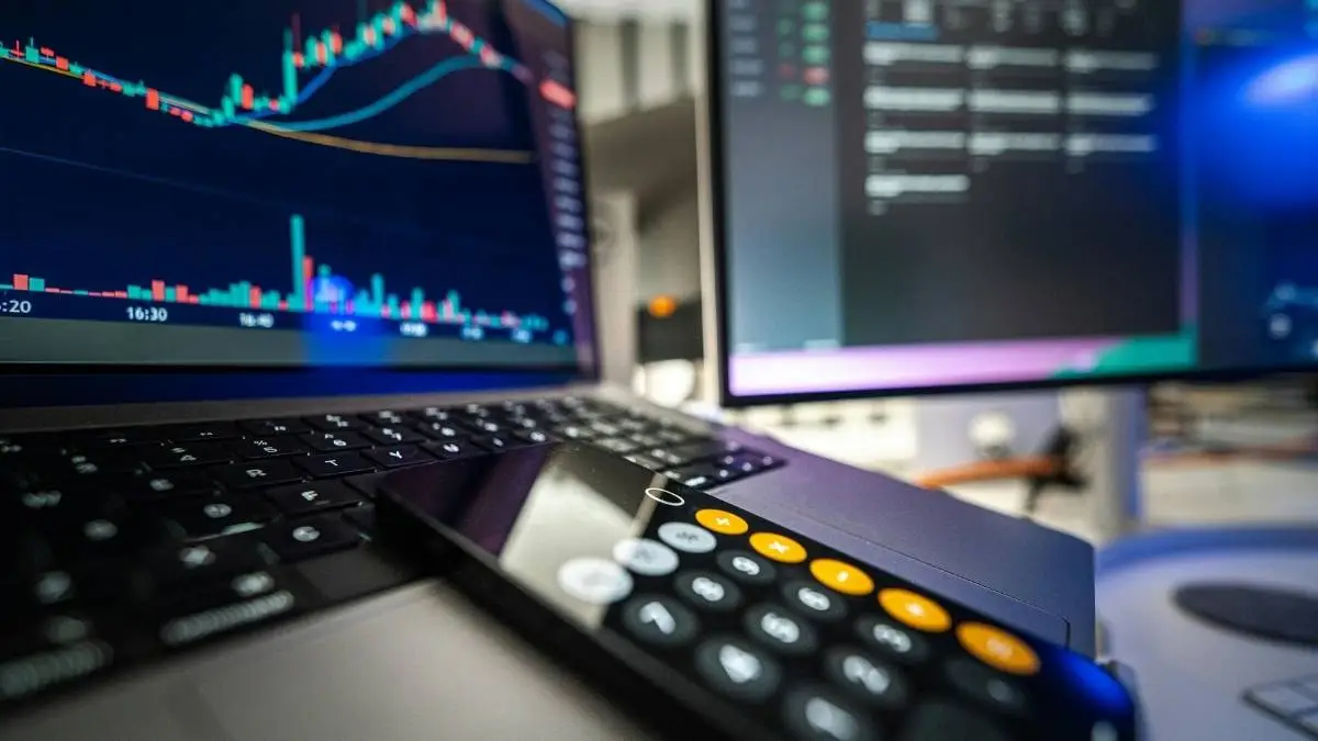 Entenda por que milhões de brasileiros estão deixando a poupança e buscando outros investimentos para fazer o dinheiro render mais.