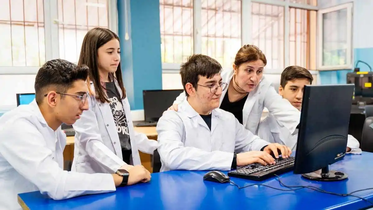Curso do Senai ajuda a conseguir emprego mesmo?