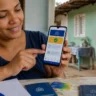 Pessoa usando o celular para aprender como consultar o Bolsa Família pelo CPF