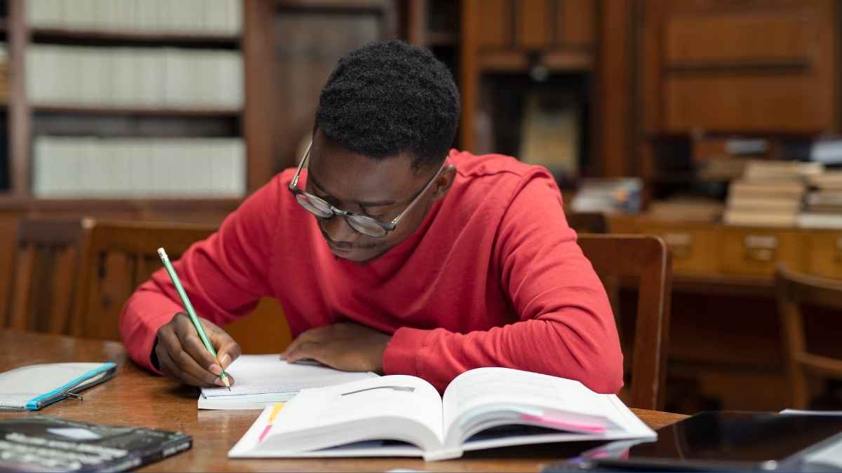 Como estudar para concurso público sem perder tempo: edital verticalizado, cronograma por banca organizadora e técnica de revisão espaçada.