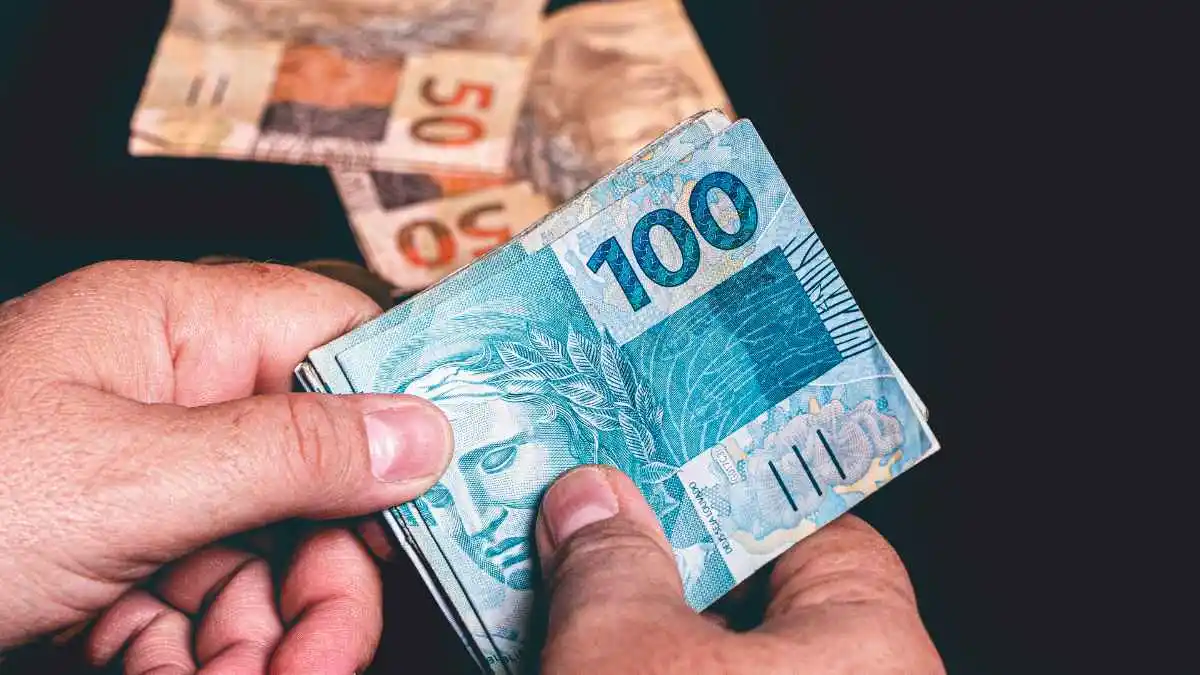 Descubra se guardar dinheiro para render vale a pena e é seguro, quais são os prós e contras reais e como evitar armadilhas que travam seu saldo.