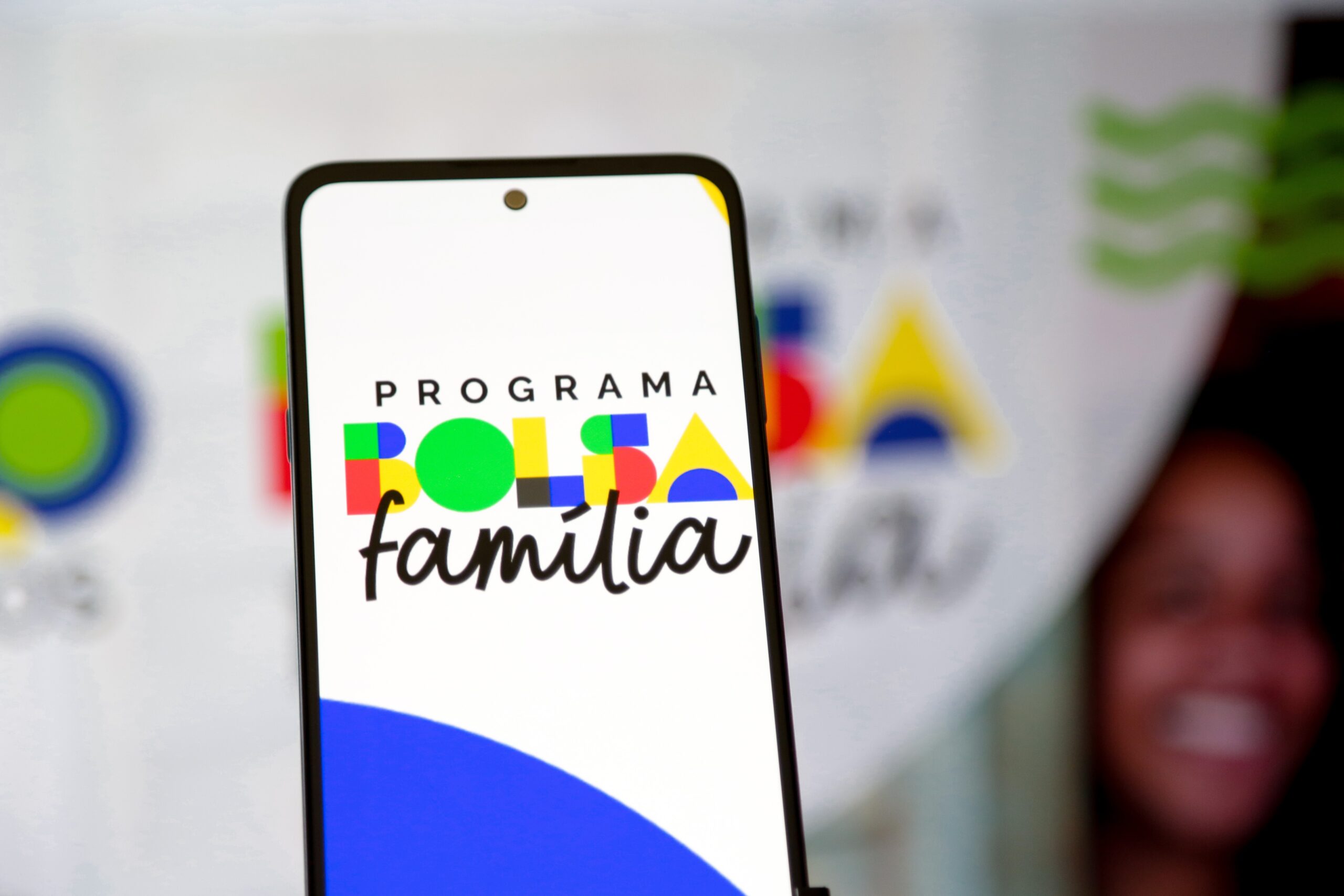 Bolsa Família não subiu 15%? Entenda por que o reajuste de 15,04% corrige o piso mínimo (R$ 600 para R$ 691), não o valor de cada família, e veja o calendário de outubro.